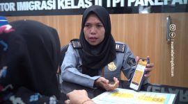 Salah satu petugas Imigrasi kelas II TPI Parepare, Sulsel, memperkenalkan inovasi terbaru kepada pemohon