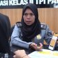 Salah satu petugas Imigrasi kelas II TPI Parepare, Sulsel, memperkenalkan inovasi terbaru kepada pemohon