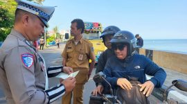 Salah satu petugas Sat Lantas Polres Parepare, memeriksa kelengkapan surat-surat kendaraan bagi pengendara yang sedang melintas saat sedang operasi Patuh pallawa 2025