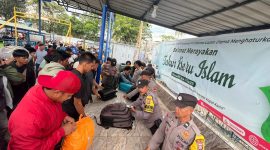 Suasana pemeriksaan barang bawaan penumpang yang baru turun dari KM. Cattleya Express di Pelabuhan Nusantara Parepare