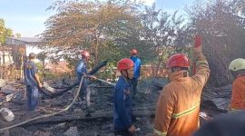 Petugas Damkar kota Parepare sedang melakukan pendinginan dalam peristiwa kebakaran terjadi ke kelurahan Bukit Harapan, Kecamatan Soreang kota Parepare