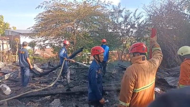 Petugas Damkar kota Parepare sedang melakukan pendinginan dalam peristiwa kebakaran terjadi ke kelurahan Bukit Harapan, Kecamatan Soreang kota Parepare