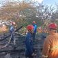 Petugas Damkar kota Parepare sedang melakukan pendinginan dalam peristiwa kebakaran terjadi ke kelurahan Bukit Harapan, Kecamatan Soreang kota Parepare