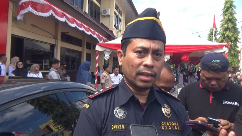 kepala kantor Bea Cukai Parepare, Dawny Marbagio, saat diwawancarai oleh awak media