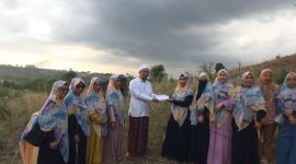 KP Asmaul Husna kota Parepare, menyerahkan donasi untuk membantu biaya pembebasan lahan akses Ponpes  Hilyatul Irsyad 