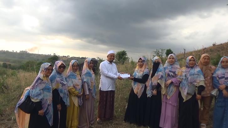 KP Asmaul Husna kota Parepare, menyerahkan donasi untuk membantu biaya pembebasan lahan akses Ponpes  Hilyatul Irsyad 