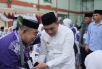 Wawali Hermanto bersalaman dengan JCH saat pelepasan di gedung Islamic Center Parepare