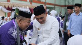 Wawali Hermanto bersalaman dengan JCH saat pelepasan di gedung Islamic Center Parepare