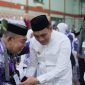 Wawali Hermanto bersalaman dengan JCH saat pelepasan di gedung Islamic Center Parepare