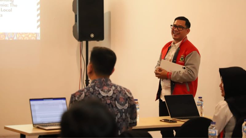 Amarun membawakan jurnal berjudul “The Effectiveness of Innovation-Based Multisectoral Collaboration in Accelerating Stunting Reduction in Indonesia: The Strategic Role of Local Governments.”
