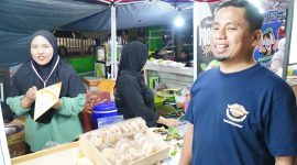  Wali Kota Parepare, Sulawesi selatan. Tasming Hamid, Hamid menyempatkan diri berkeliling mengunjungi berbagai stan pelaku Usaha Mikro, Kecil, dan Menengah (UMKM) yang turut meramaikan acara