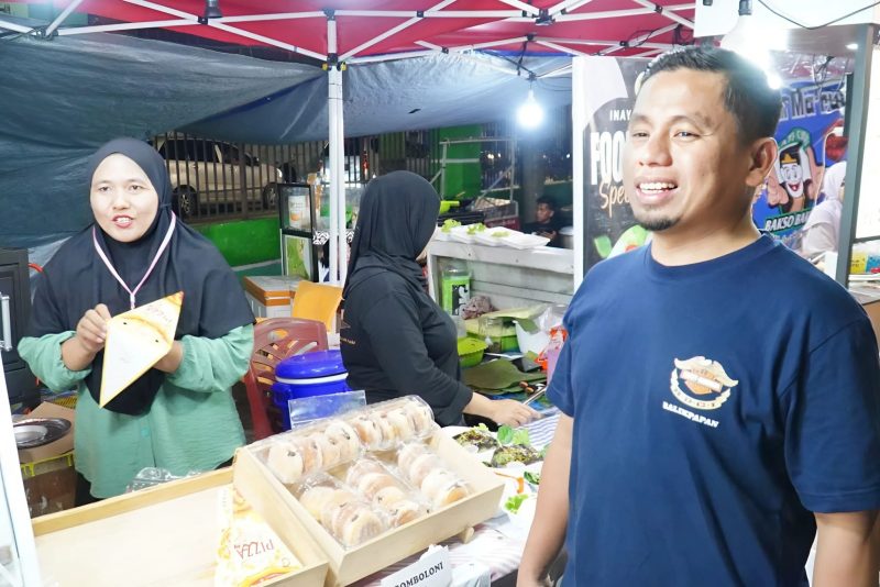  Wali Kota Parepare, Sulawesi selatan. Tasming Hamid, Hamid menyempatkan diri berkeliling mengunjungi berbagai stan pelaku Usaha Mikro, Kecil, dan Menengah (UMKM) yang turut meramaikan acara