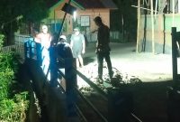 Petugas PAM Tirta Karajae Parepare tengah membenahi pipa yang bocor hingga larut malam