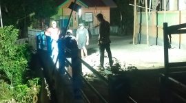 Petugas PAM Tirta Karajae Parepare tengah membenahi pipa yang bocor hingga larut malam