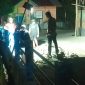 Petugas PAM Tirta Karajae Parepare tengah membenahi pipa yang bocor hingga larut malam