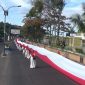 Sejumlah ibu-ibu mengangkat bendera sepanjang 180 meter yang diarak sejauh 7 kilometer