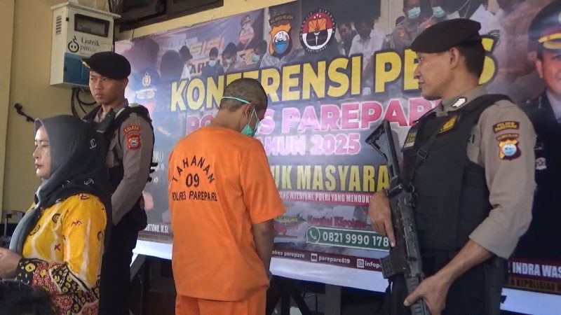 Tersangka SH dikawal ketat saat dilakukan pres rilis 