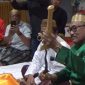 anggota komisi X DPR RI dari fraksi PKB, H.Andi Muwiyah Ramly, membuka salah satu benda pusaka berupa keris dari sarungnya yang akan dicuci dalam kegiatan Mattompang