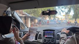 Anggota Sat Lantas Polres Parepare, Sulsel, sedang membacakan materi edukasi cegah pelanggaran lalulintas melalu pengeras suara di mobil Satlantas