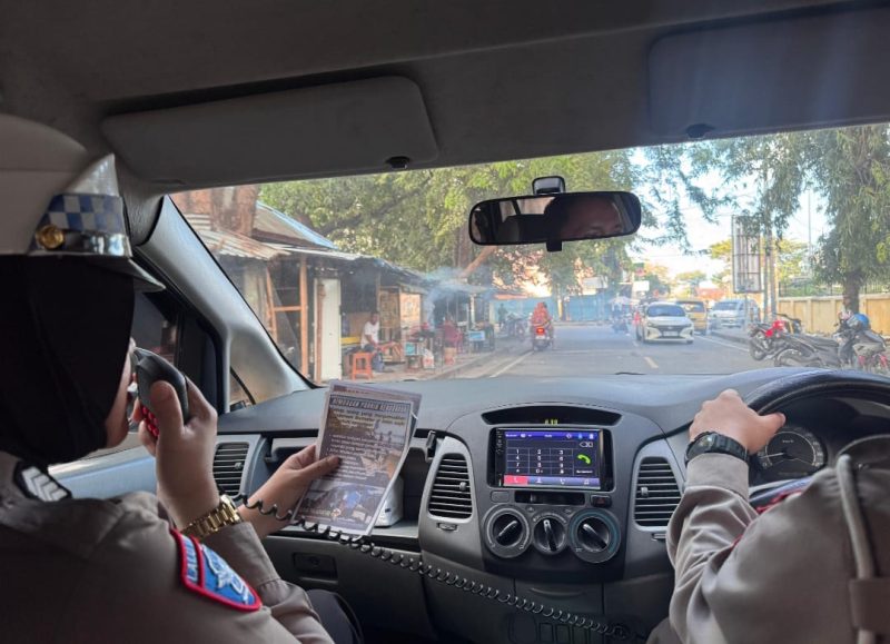 Anggota Sat Lantas Polres Parepare, Sulsel, sedang membacakan materi edukasi cegah pelanggaran lalulintas melalu pengeras suara di mobil Satlantas