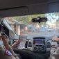 Anggota Sat Lantas Polres Parepare, Sulsel, sedang membacakan materi edukasi cegah pelanggaran lalulintas melalu pengeras suara di mobil Satlantas