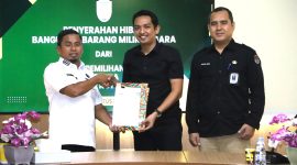 Walikota Parepare Tasming Hamid menerima dokumen hibah bangunan milik negara dari KPU Parepare