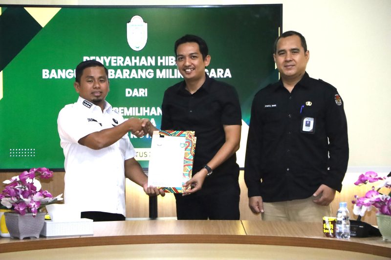 Walikota Parepare Tasming Hamid menerima dokumen hibah bangunan milik negara dari KPU Parepare