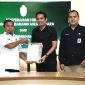Walikota Parepare Tasming Hamid menerima dokumen hibah bangunan milik negara dari KPU Parepare
