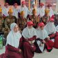Kelompok pengajian Asmaul Husna berfoto bersama dengan penerima usai penyerahan paket