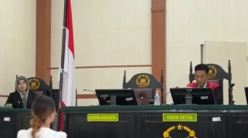 Terdakwa inisial DJ duduk di kursi pesakitan menjalani sidang di Pengadilan Negeri Watansoppeng, Kabupaten Soppeng, Sulawesi selatan. Dalam kasus pelanggaran keimigrasian