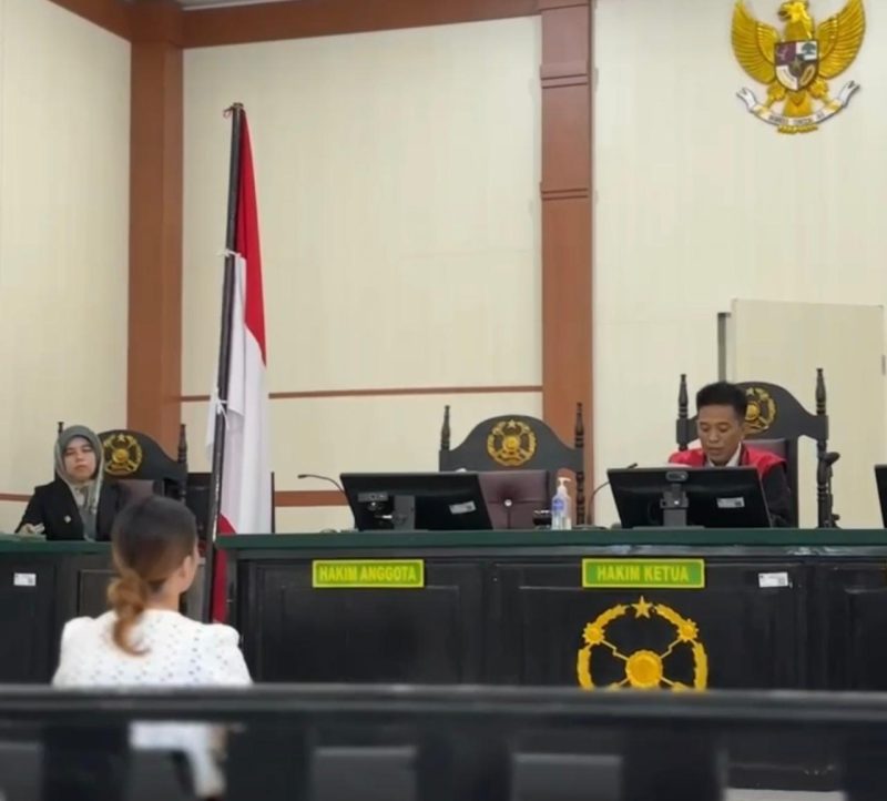 Terdakwa inisial DJ duduk di kursi pesakitan menjalani sidang di Pengadilan Negeri Watansoppeng, Kabupaten Soppeng, Sulawesi selatan. Dalam kasus pelanggaran keimigrasian
