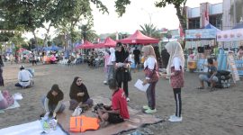Staf KPU Parepare membagikan brosur berisi informasi mengenai PDPB sekaligus mengedukasi masyarakat tentang penggunaan laman cekdptonline.kpu.go.id. 