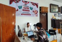 Salah satu petugas Imigrasi kelas II TPI Parepare sedang melayani warga yang sedang bermohon pembuatan paspor melalui inovasi Layanan Paspor merdeka di kabupaten Wajo.