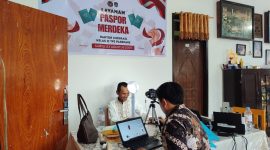 Salah satu petugas Imigrasi kelas II TPI Parepare sedang melayani warga yang sedang bermohon pembuatan paspor melalui inovasi Layanan Paspor merdeka di kabupaten Wajo.