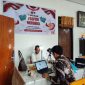 Salah satu petugas Imigrasi kelas II TPI Parepare sedang melayani warga yang sedang bermohon pembuatan paspor melalui inovasi Layanan Paspor merdeka di kabupaten Wajo.