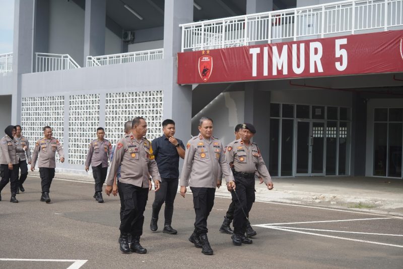 Kapaolres Parepare, Akbp. Indra Waspada Yuda, saat memimpin pengecekan stadion Bj Habibie jelang laga Big Match Psm Makassar vs Persebaya