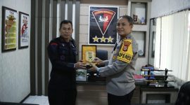 Kanan, Kapolres Parepare, AKBP. Indra Waspada Yuda menyerahkan cendramata kepada Komandan Batalyon B Pelopor, Kompol Dr. Ramli, S.Sos., S.M., M.Si., M.M. Kamis, 28 Agustus 2025