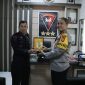 Kanan, Kapolres Parepare, AKBP. Indra Waspada Yuda menyerahkan cendramata kepada Komandan Batalyon B Pelopor, Kompol Dr. Ramli, S.Sos., S.M., M.Si., M.M. Kamis, 28 Agustus 2025