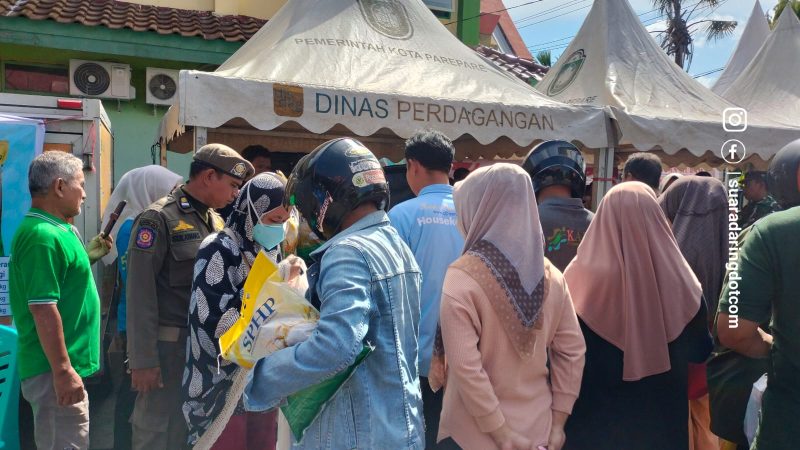 Suasana warga membeli beras di stand Bulog dalam kegiatan Gerakan Pangan Murah