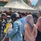 Suasana warga membeli beras di stand Bulog dalam kegiatan Gerakan Pangan Murah