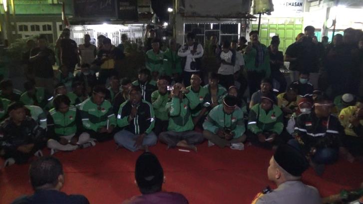 Suasana aksi damai komunitas Ojol di Mapolres Parepare