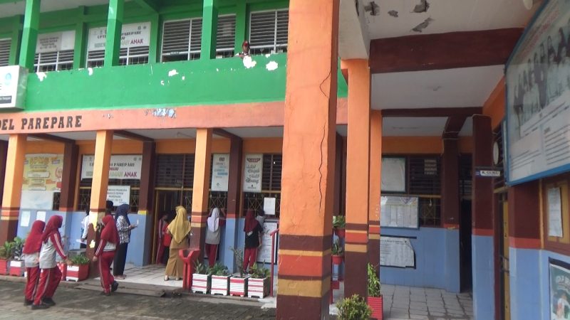 Beginilah kondisi tiang bangunan sekolah SDN 14 Parepare, yang terlihat retak