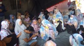 Anggota KP Asmaul Husna menyerahkan bantuan uang tunai kepada korban kebakaran