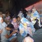 Anggota KP Asmaul Husna menyerahkan bantuan uang tunai kepada korban kebakaran