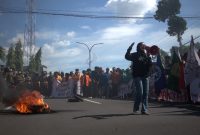 Salah satu peserta aksi demonstrasi berorasi di depan kantor DPRD Parepare