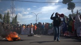 Salah satu peserta aksi demonstrasi berorasi di depan kantor DPRD Parepare