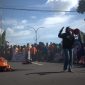 Salah satu peserta aksi demonstrasi berorasi di depan kantor DPRD Parepare