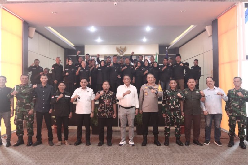 Foto bersama pengurus PWI Parepare usai dilantik
