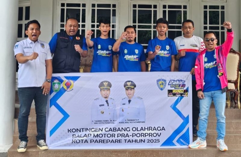 Dua atlet Cabor Sepeda motor dilepas secara resmi oleh wali kota Tasming Hamid menuju kualifikasi Por Prov Sulsel di kabupaten Wajo, Sulawesi selatan