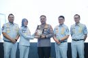 Penyerahan kenang-kenangan oleh Jasa Raharja dalam rangka penandatanganan Perjanjian Kerja Sama (PKS) dengan Korps Lalu Lintas (Korlantas) Polri 